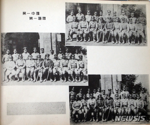 [서울=뉴시스] 1947년 4월 29일 자로 발간된 육군사관학교(당시 남조선국방경비학교) 제3기 졸업앨범에 있는 실린 제1중대 제1구대 졸업생 51명의 모습. (사진=미디어한국학 제공) 2020.06.28. photo@newsis.com