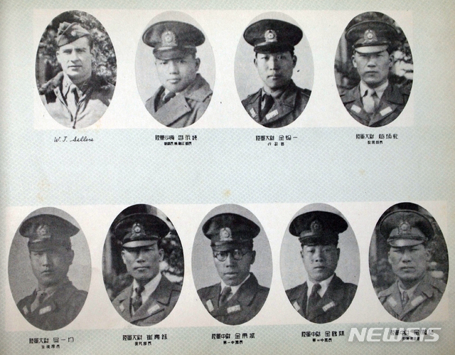 [서울=뉴시스] 1947년 4월 29일 자로 발간된 육군사관학교(당시 남조선국방경비학교) 제3기 졸업앨범에 있는 실린 이영순 참모장과 주요 간부들의 모습. 이중 조병건 교수부장, 오일균 생도 대장, 김학림 제2중대장이 숙군 대상자가 됐다. (사진=미디어한국학 제공) 2020.06.28. photo@newsis.com