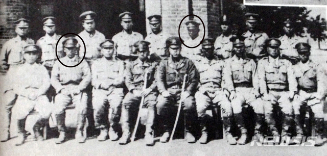 [서울=뉴시스] 1947년 4월 29일 자로 발간된 육군사관학교(당시 남조선국방경비학교) 제3기 졸업앨범에 있는 실린 제1중대 제1구대 소속 졸업생 김창룡(앞줄 왼쪽에서 2번째)과 김지회(뒷줄 왼쪽에서 6번째) 1년 뒤 김창룡은 숙군의 실무책임자로, 김지회는 여수·순천 사건의 지휘자가 된다. (사진=미디어한국학 제공) 2020.06.28. photo@newsis.com