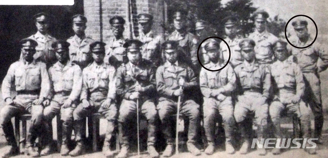 [서울=뉴시스] 1947년 4월 29일 자로 발간된 육군사관학교(당시 남조선국방경비학교) 제3기 졸업앨범에 실린 최덕신(앞줄 오른쪽에서 3번째)과 홍순석(뒷줄 오른쪽 1번째). 두 사람은 제2중대 제6구대였다. (사진=미디어한국학 제공) 2020.06.28. photo@newsis.com