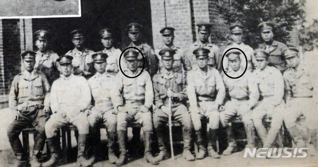 [서울=뉴시스] 1947년 4월 29일 자로 발간된 육군사관학교(당시 남조선국방경비학교) 제3기 졸업앨범에 실린 2중대 제4구대 문상길(앞줄 오른쪽에서 3번째)과 최세인(앞줄 왼쪽에서 4번째) 1년 뒤 제주 4·3 사건이 발생하자 문상길은 새로 부임한 박진경 조선국방경비대 제11연대 연대장을 살해했고, 최세인(후에 1군사령관, 대장 예편)은 진압군인 제11연대의 인사 주임으로 활동했다. (사진=미디어한국학 제공) 2020.06.28. photo@newsis.com