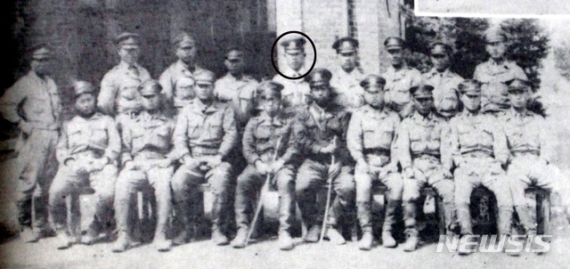 [서울=뉴시스] 1947년 4월 29일 자로 발간된 육군사관학교(당시 남조선국방경비학교) 제3기 졸업앨범에 실린 제1중대 제3구대 소속의 김일수(金一洙, 뒷줄 왼쪽에서 5번째)는 1949년 11월 동료 장교 4명과 함께 파면되고 마포형무소에 수감됐다 공주형무소로 이감된 후 6·25전쟁이 터진 뒤 1950년 7월 9일 공주군 왕촌 살구쟁이로 끌려가 학살됐다. 당시 스물일곱이었다. (사진=미디어한국학 제공) 2020.06.28. photo@newsis.com
