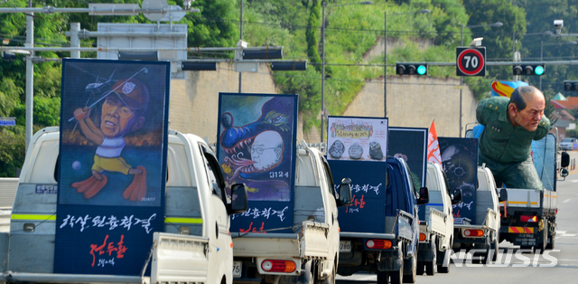 [광주=뉴시스] 변재훈 기자 = 5·18민주화운동 40주년 문화예술제추진위원회가 27일 오후 예술인·시민들이 직접 제작한 '전두환 씨 풍자 그림' 518개를 트럭에 싣고 광주 북구 망월동 민족민주열사묘역(옛 망월묘역)부터 동구 옛 전남도청 최후항쟁지까지 행진하고 있다. 이날 퍼포먼스는 학살책임자 처벌을 촉구하는 의미를 담았다. 2020.06.27.wisdom21@newsis.com