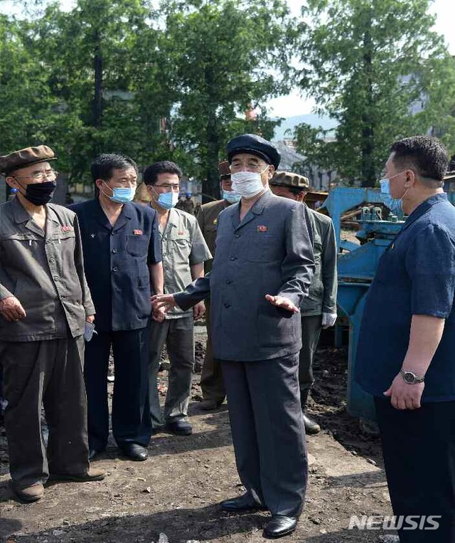 [서울=뉴시스] 북한 노동당 기관지 노동신문은 28일 "조선로동당 중앙위원회 부위원장인 박봉주 동지가 인민경제 여러 부문 사업을 현지에서 료해했다"고 보도했다. 사진은 박봉주 부위원장이 금성뜨락또르(트랙터)공장 개건현대화정형 현지 파악 모습. (사진/노동신문 캡처) photo@newsis.com 