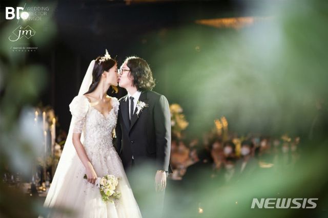 [서울=뉴시스]개그맨 김경진과 모델 전수민 결혼식 모습(사진=해피메리드컴퍼니 제공)2020.06.28 photo@newsis.com 