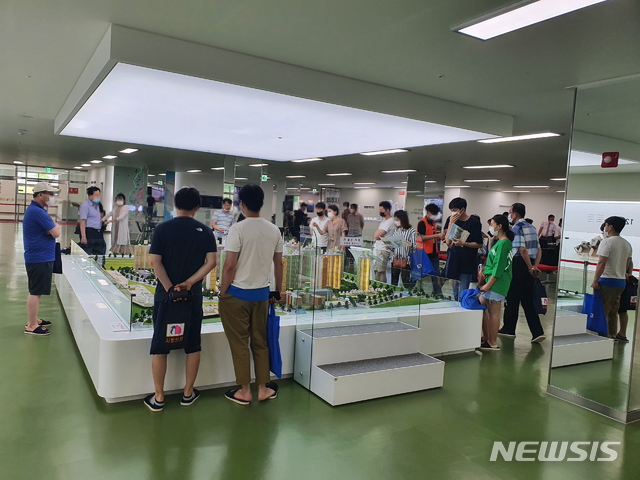[창원=뉴시스] 김기진= 28일 ‘창원월영 마린애시앙' 아파트 분양 홍보관을 찾은 이들이 시설물을 살펴보고 있다. 2020.06.28. sky@newsis.com