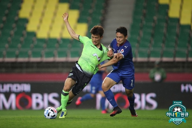 [울산=뉴시스] 올 시즌 첫 '현대가(家) 더비'의 주인공은 '득점 1위' 주니오도 'K리그 레전드' 이동국도 아닌 전북 현대의 '조연' 한교원이었다. (제공=프로축구연맹)