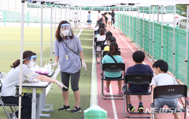 [서울=뉴시스] 박미소 기자 = 왕성교회 신종 코로나바이러스 감염증(코로나19) 집단감염 관련 확진자 중 한 명이 난우초등학교 시간강사로 밝혀진 가운데 28일 오전 서울 관악구 난우초등학교에 마련된 이동 선별진료소에서 학생들이 진료를 받기 전 대기하고 있다. 2020.06.28.&nbsp; misocamera@newsis.com