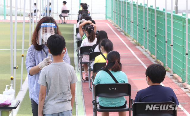 [서울=뉴시스] 박미소 기자 = 왕성교회 신종 코로나바이러스 감염증(코로나19) 집단감염 관련 확진자 중 한 명이 난우초등학교 시간강사로 밝혀진 가운데 28일 오전 서울 관악구 난우초등학교에 마련된 이동 선별진료소에서 학생들이 체온을 재고 있다. 2020.06.28.&nbsp;&nbsp;&nbsp; misocamera@newsis.com