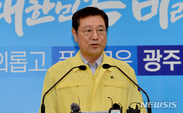 [광주=뉴시스] 변재훈 기자 = 이용섭 광주시장이 28일 오후 광주 서구 광주시청 브리핑룸에서 최근 발생한 지역 신종 코로나바이러스 감염증(코로나19) 확진자 4명의 관리 현황에 대해 기자회견을 하고 있다. 2020.06.28.wisdom21@newsis.com