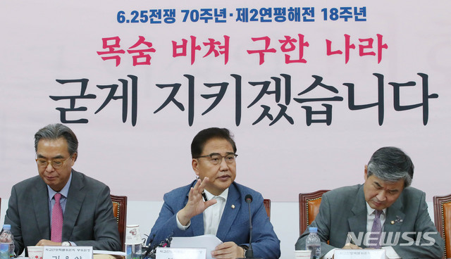 [서울=뉴시스] 장세영 기자 = 박진 미래통합당 외교안보특위원장이 28일 서울 여의도 국회에서 열린 미래통합당 외교안보특별위원회 제3차 전체회의에 참석해 현안관련 발언을 하고 있다. 2020.06.28. photothink@newsis.com