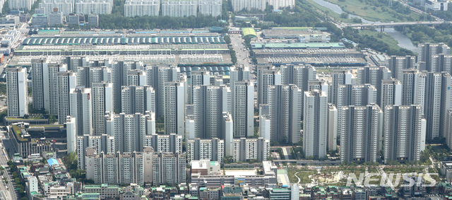 [서울=뉴시스] 전진환 기자 = 서울 아파트 전셋값이 지난해 7월 이후 52주 연속 상승세인것으로 나타났다. 지난 26일 한국감정원에 따르면 서울 아파트 전셋값은 전주 대비 0.08% 올랐으며 서울 강남·북을 가리지 않고 전 지역에서 모두 올랐다. 사진은 28일 서울 송파구 잠실의 아파트단지. 2020.06.28.&nbsp;&nbsp; amin2@newsis.com