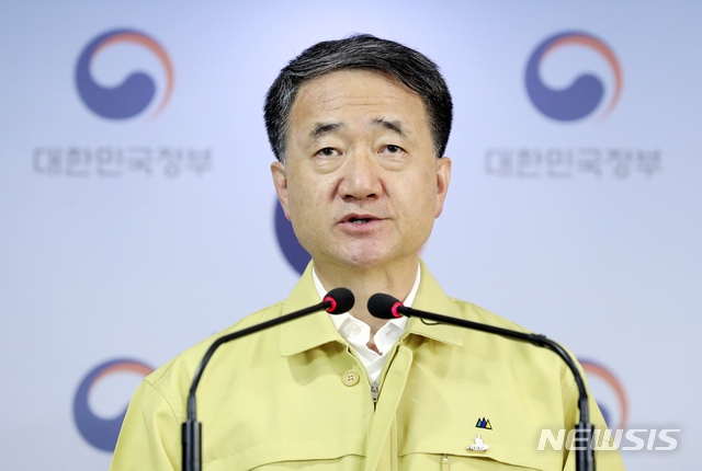 [서울=뉴시스]최진석 기자 = 박능후 중앙재난안전대책본부 1차장이 28일 종로구 정부서울청사에서 코로나19 대응 정례브리핑을 하고 있다. 2020.06.28. myjs@newsis.com