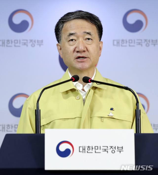 [서울=뉴시스]최진석 기자 = 박능후 중앙재난안전대책본부 1차장이 28일 종로구 정부서울청사에서 코로나19 대응 정례브리핑을 하고 있다. 2020.06.28. myjs@newsis.com