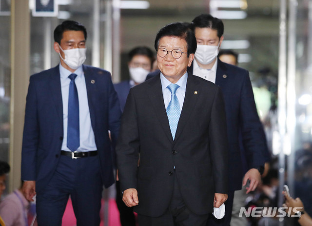 [서울=뉴시스] 장세영 기자 = 박병석 국회의장이 28일 서울 여의도 국회에서 김태년 더불어민주당 원내대표, 주호영 미래통합당 원내대표와 회동을 위해 의장실로 향하고 있다. 2020.06.28. photothink@newsis.com