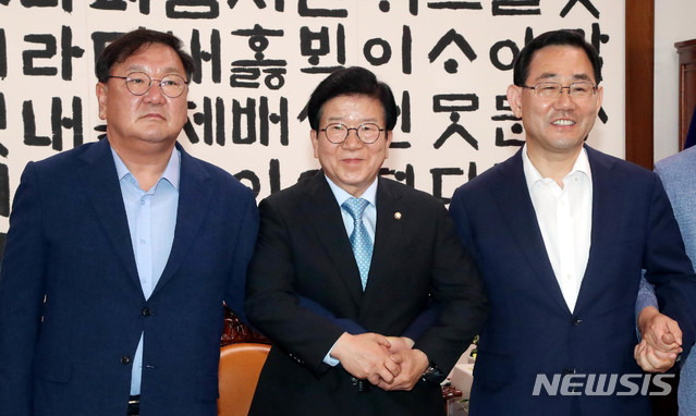 [서울=뉴시스] 장세영 기자 = 박병석 국회의장과 여야 원내대표가 28일 오후 서울 여의도 국회 의장실에서 원 구성관련 회동을 앞두고 기념촬영을 하고 있다. 주호영(오른쪽 부터) 미래통합당 원내대표, 박 의장, 김태년 더불어민주당 원내대표 2020.06.28.&nbsp; photo@newsis.com