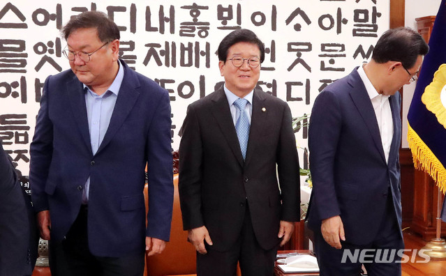 [서울=뉴시스] 장세영 기자 = 박병석 국회의장과 여야 원내대표가 28일 오후 서울 여의도 국회 의장실에서 원 구성관련 회동을 하고 있다. 주호영(오른쪽 부터) 미래통합당 원내대표, 박 의장, 김태년 더불어민주당 원내대표 2020.06.28.&nbsp; photo@newsis.com