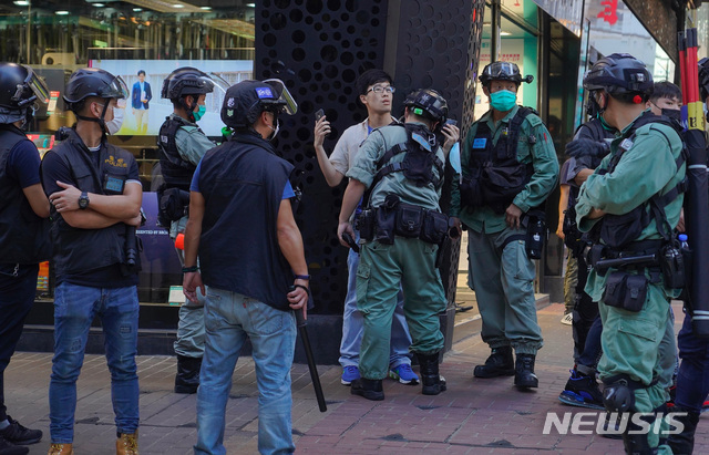 [홍콩=AP/뉴시스] 28일 홍콩 경찰이 홍콩보안법 입법에 반대하는 시위 참가자 한 명을 붙잡고 있다&nbsp; 2020. 6. 28.