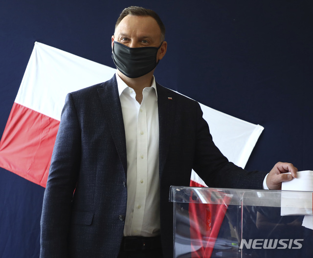 [크라쿠프=AP/뉴시스] 안제이 두다 폴란드 대통령이 지난 28일 남부 크라쿠프에서 투표에 나선 모습. 그는 30일(현지시간) 라디오 인터뷰에서 "동성 결혼은 외계인같은 짓"이라고 부르며 7월12일 선거를 위한 보수결집에 나섰다. 2020.6.30.