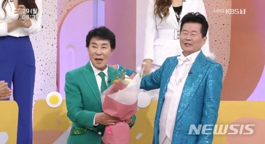 [서울=뉴시스] 29일 방송된 KBS 1TV '아침마당'에서는 '한국 대중가요 100년 특별기획-트로트 전설을 만나다' 특집으로 진행했다. (사진 = KBS 1TV '아침마당' 방송화면 캡처) photo@newsis.com 