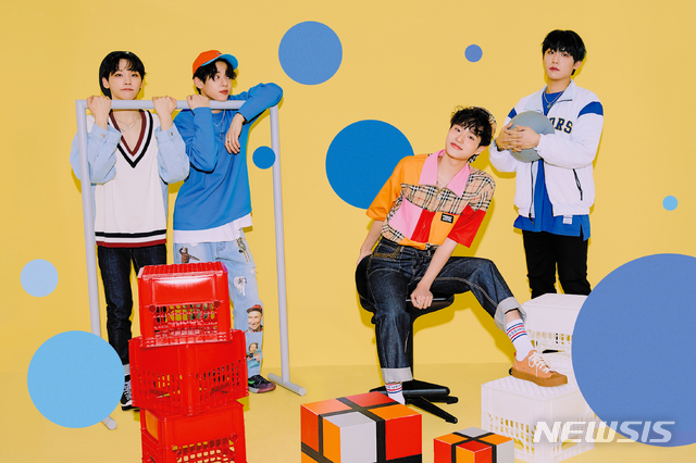 [서울=뉴시스]그룹 'AB6IX(에이비식스)'가 두 번째 EP '비비드(VIVID)'로 컴백한다. (사진=브랜드뮤직 제공)