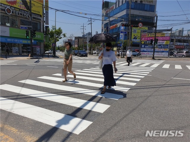 [서울=뉴시스] 보행자 안전을 위해 설치한 대각선 횡단보도. 위 사진은 기사와 관련 없음. (뉴시스DB)