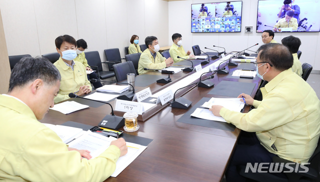 [세종=뉴시스]강종민 기자 = 박능후 중앙재난안전대책본부 1차장(보건복지부 장관)이 29일 오전 정부세종청사에서 신종 코로나바이러스 감염증(코로나19) 대응 중대본 회의를 주재하고 있다. 2020.06.29. ppkjm@newsis.com