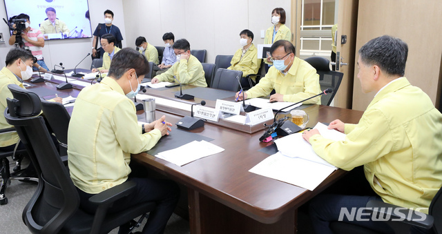 [세종=뉴시스]강종민 기자 = 박능후 중앙재난안전대책본부 1차장(보건복지부 장관)이 29일 오전 정부세종청사에서 열린 신종 코로나바이러스 감염증(코로나19) 대응 중대본 회의에서 모두발언을 하고 있다. 2020.06.29.&nbsp; ppkjm@newsis.com