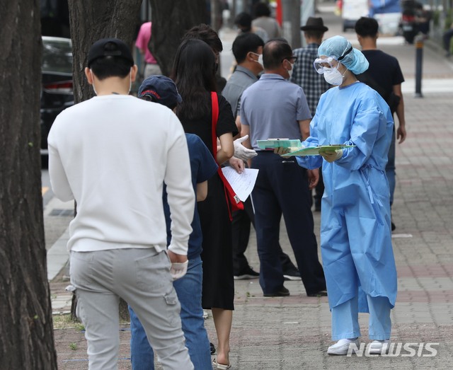 [서울=뉴시스] 조수정 기자 = 여의도 현대카드 사옥에서 코로나19 확진자가 추가 발생하는 등 전국에서 확진자가 증가세를 보이는 가운데 29일 오전 서울 여의도 성모병원 선별진료소에서 이른 아침부터 시민들이 진료를 받기 위해 줄서 기다리고 있다. 2020.06.29. chocrystal@newsis.com