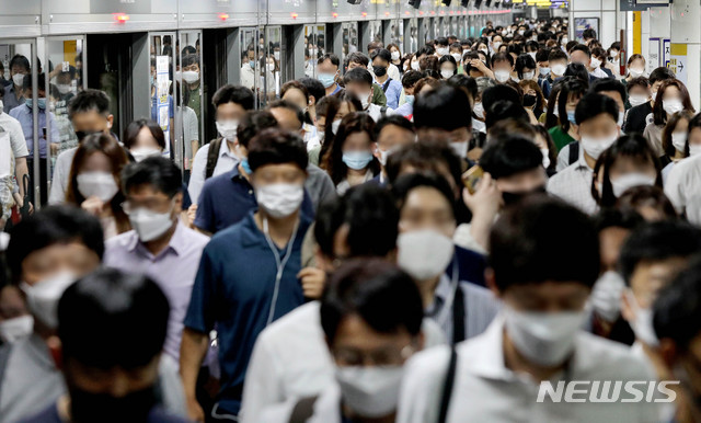 [서울=뉴시스]김병문 기자 = 감염경로 모르는 교회·소모임 집단감염이 잇따르는 지난달 29일 오전 서울 종로구 광화문역 승강장에서 출근길 시민들이 마스크를 착용하고 있다. 2020.06.29. dadazon@newsis.com