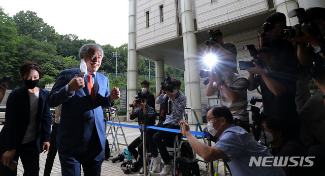 [서울=뉴시스] 박주성 기자 = 공직선거법 위반 혐의 등으로 기소된 전광훈 한국기독교총연합회 대표회장 목사가 29일 오전 서울 서초구 서울중앙지방법원에서 열린 공직선거법 위반 등 혐의 관련 1차 공판에 출석하고 있다. 2020.06.29. park7691@newsis.com