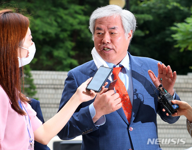 [서울=뉴시스] 박주성 기자 = 공직선거법 위반 혐의 등으로 기소된 전광훈 한국기독교총연합회 대표회장 목사가 29일 오전 서울 서초구 서울중앙지방법원에서 열린 공직선거법 위반 등 혐의 관련 1차 공판에 출석하며 취재진 질문에 답하고 있다. 2020.06.29.&nbsp; park7691@newsis.com