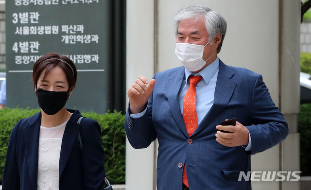 [서울=뉴시스] 박주성 기자 = 공직선거법 위반 혐의 등으로 기소된 전광훈 한국기독교총연합회 대표회장 목사가 29일 오전 서울 서초구 서울중앙지방법원에서 열린 공직선거법 위반 등 혐의 관련 1차 공판에 출석하고 있다. 2020.06.29. park7691@newsis.com