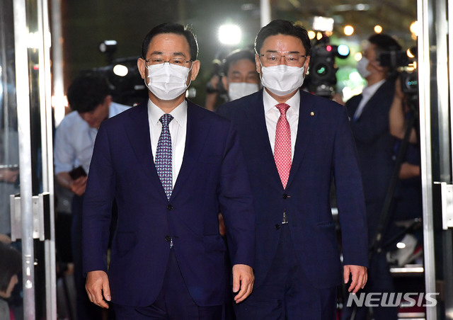 [서울=뉴시스] 김진아 기자 = 주호영 미래통합당 원내대표와 김성원 원내수석부대표가 29일 박병석 국회의장, 김태년 더불어민주당 원내대표와 원구성 논의를 위한 회동을 하기 위해 의장실로 향하고 있다. 2020.06.29.&nbsp; photo@newsis.com