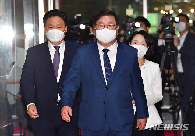 [서울=뉴시스] 김진아 기자 = 김태년 더불어민주당 원내대표와 김영진 총괄원내수석부대표가 29일 국회에서 박병석 국회의장, 주호영 미래통합당 원내대표와 원구성 논의를 위한 회동을 하기 위해 의장실로 향하고 있다. 2020.06.29.&nbsp; photo@newsis.com
