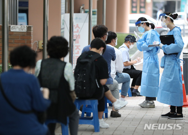 [서울=뉴시스] 서울 관악구 보건소에 마련된 선별진료소에 시민들이 진료를 받기 위해 대기하고 있다. (사진=뉴시스 DB). photo@newsis.com