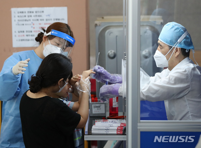 [서울=뉴시스] 서울 관악구 보건소에 마련된 신종 코로나바이러스 감염증(코로나19) 선별진료소에서 한 어린이가 검체 채취를 받기 주저하고 있다. (사진=뉴시스 DB). photo@newsis.com