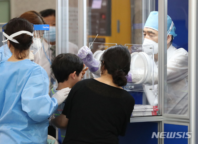 [서울=뉴시스] 박미소 기자 = 서울 관악구 왕성교회발 신종 코로나바이러스 감염증(코로나19) 집단감염 여파가 거세지는 가운데 29일 오전 서울 관악구 보건소에 마련된 선별진료소에서 한 어린이가 검체 채취를 받기 주저하고 있다.2020.06.29. misocamera@newsis.com