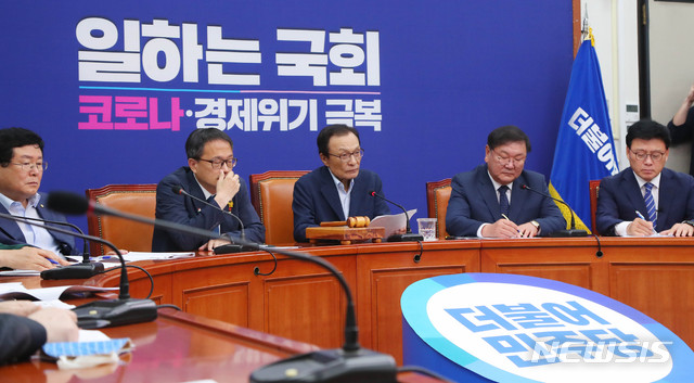 [서울=뉴시스] 장세영 기자 = 이해찬 더불어민주당 대표가 29일 서울 여의도 국회에서 열린 더불어민주당 최고위원회의에 참석해 현안관련 발언을 하고 있다. 2020.06.29.&nbsp; photothink@newsis.com