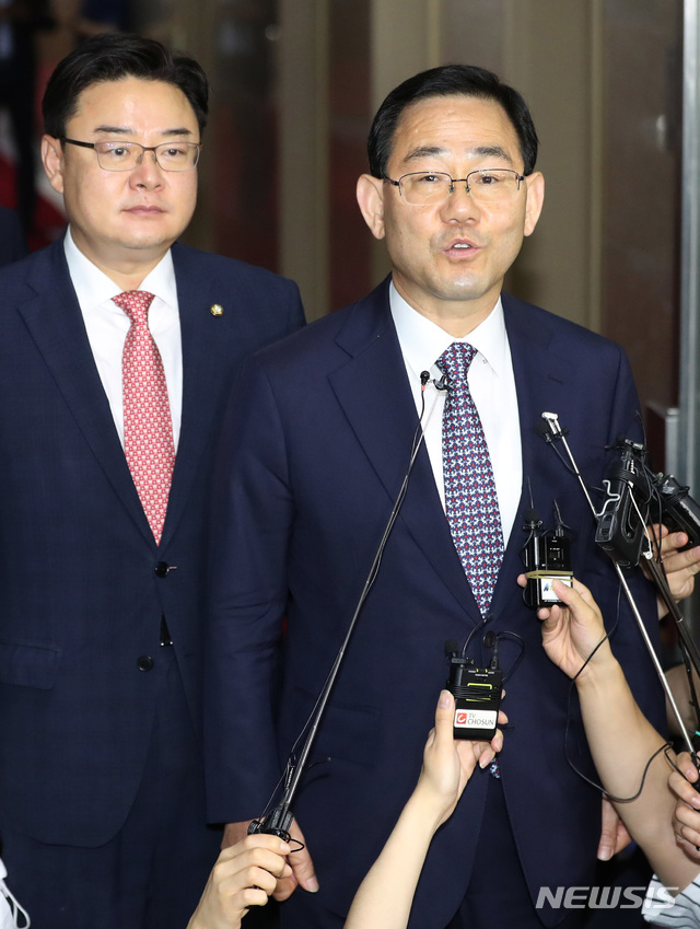 [서울=뉴시스] 김진아 기자 = 미래통합당 주호영 원내대표가 29일 오전 여야 원내대표 회동을 마치고 서울 여의도 국회 국회의장실에서 나오며 취재진 질문에 답변하고 있다. 2020.06.29. photo@newsis.com