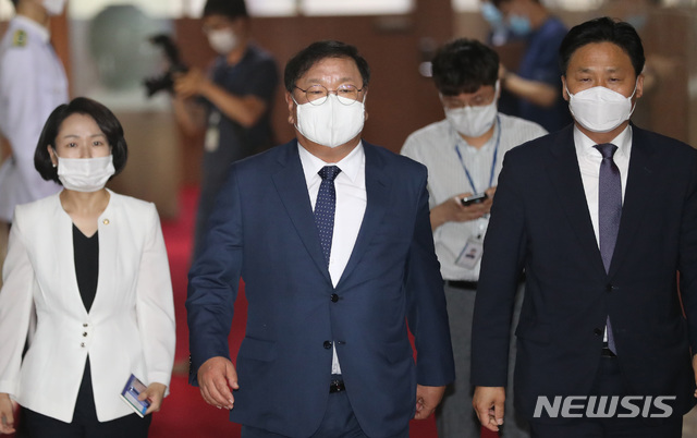 [서울=뉴시스] 김진아 기자 = 더불어민주당 김태년 원내대표가 29일 오전 여야 원내대표 회동을 마치고 서울 여의도 국회 의장실에서 나오고 있다. 2020.06.29.&nbsp; photo@newsis.com