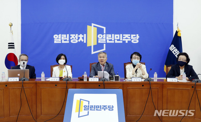 [서울=뉴시스] 최동준 기자 = 최강욱 열린민주당 대표가 29일 서울 여의도 국회에서 열린 최고위원회의에서 발언하고 있다. 2020.06.29. photocdj@newsis.com