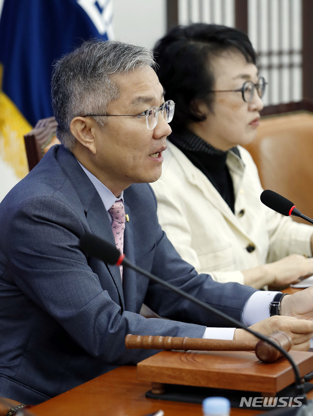 [서울=뉴시스] 최동준 기자 = 최강욱 열린민주당 대표가 29일 서울 여의도 국회에서 열린 최고위원회의에서 발언하고 있다. 2020.06.29.&nbsp; photocdj@newsis.com