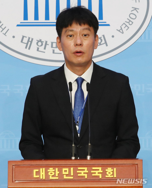 [서울=뉴시스] 장세영 기자 = 한민수 국회의장 공보수석이 29일 서울 여의도 국회 소통관에서 기자회견을 열고 21대 국회 원구성 협상의 최종 결렬 발표와 본회의는 오후 7시 개의될 예정이라고 밝혔다. 2020.06.29. photothink@newsis.com