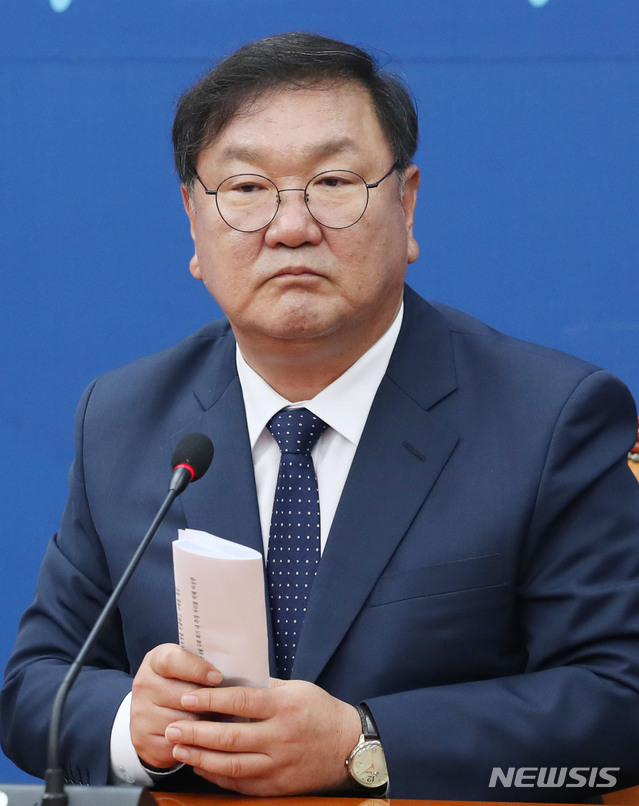 [서울=뉴시스] 김진아 기자 = 김태년 더불어민주당 원내대표가 29일 서울 여의도 국회에서 21대 국회 원구성 최종 협상 결렬 관련 기자간담회를 하고 있다. 2020.06.29. bluesoda@newsis.com