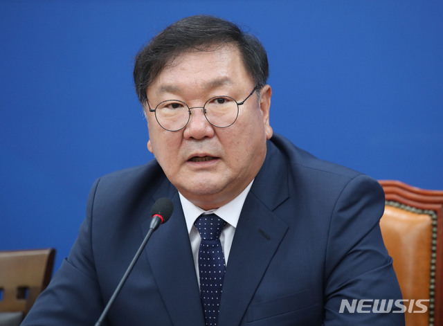 [서울=뉴시스] 김진아 기자 = 김태년 더불어민주당 원내대표가 29일 서울 여의도 국회에서 21대 국회 원구성 최종 협상 결렬 관련 기자간담회를 하고 있다. 2020.06.29.&nbsp; bluesoda@newsis.com