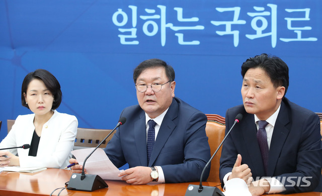 [서울=뉴시스] 김진아 기자 = 김태년 더불어민주당 원내대표가 29일 서울 여의도 국회에서 21대 국회 원구성 최종 협상 결렬 관련 기자간담회를 하고 있다. 2020.06.29. bluesoda@newsis.com