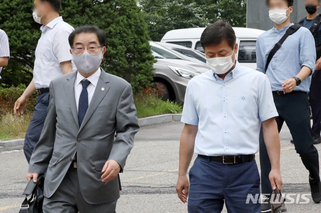 [서울=뉴시스]김병문 기자 = 박정오(오른쪽) 큰샘 대표와 이헌 변호사가 29일 오전 서울 종로구 통일부 남북회담본부에서 열린 북한으로 전단과 물품을 살포한 자유북한운동연합과 큰샘에 대한 법인 취소 관련 청문회를 마친 후 입장을 밝히기 위해 이동하고 있다. 2020.06.29. dadazon@newsis.com