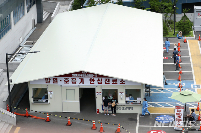 [인천=뉴시스] 이종철 기자 = 인천시 부평구 가톨릭대 인천성모병원이 29일 오전 신종 코로나바이러스 감염증(코로나19) 장기화와 무더위 등으로 이중고를 겪고 있는 의료진과 코로나19 검사자의 안전을 위해 임시로 설치했던 발열.호흡기 선별진료소를 약 2억원을 들여 견고한 조립식 건물로 대체하고 새롭게 검체검사를 하고 있다. 인천성모병원 선별진료소는 헤파필터가 장착된 냉,난방 시스템과 음압,양압 공조 시설 등을 통해 의료진과 검사자의 동선을 완전히 분리하고 비접촉 진료 및 워킹 스루 검사를 구현한 것이 특징이다. 2020.06.29. jc4321@newsis.com