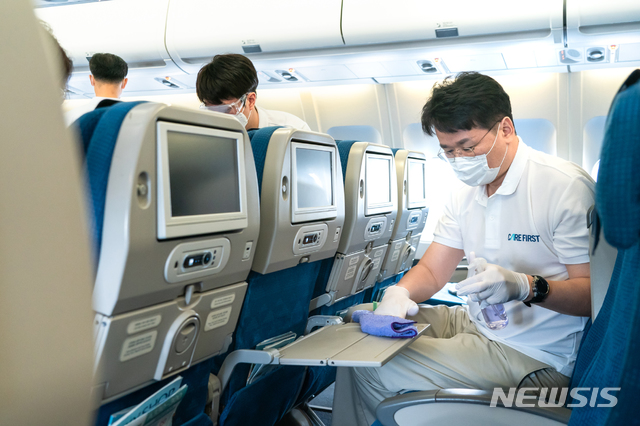 [서울=뉴시스]조원태 한진그룹 회장이 29일 서울 강서구 대한항공 본사 격납고에서 고객들에게 안전한 기내환경을 제공하기 위해 A330 항공기 기내 소독을 하고 있다. (사진=대한항공 제공) 2020.06.29. photo@newsis.com